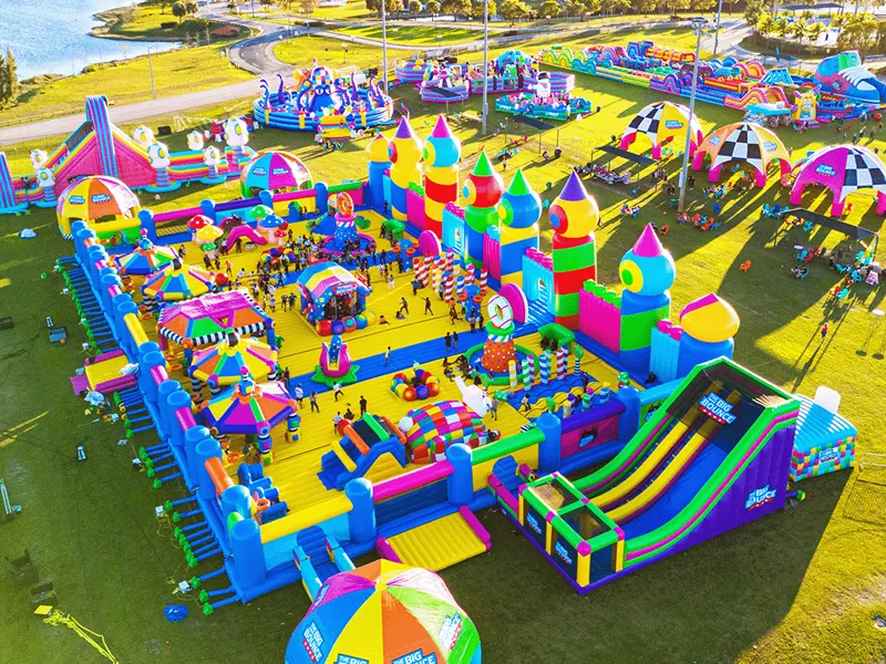 एक इन्फ्लेटेबल महल किससे बना होता है?